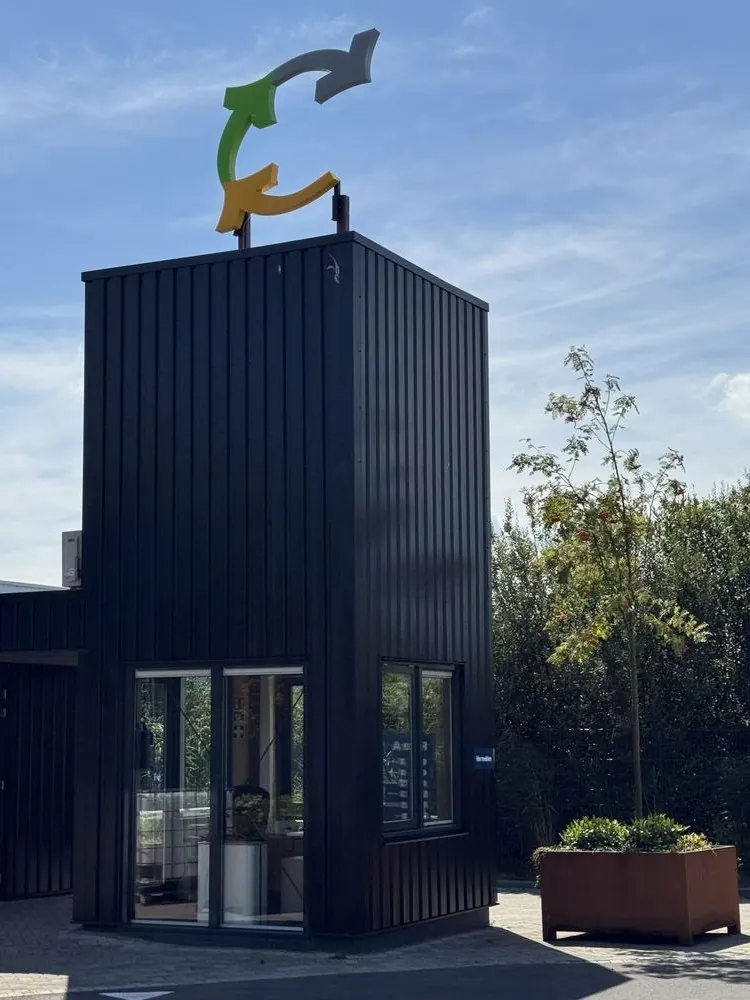 3D lichtreclame — 2 meter hoge lichtreclame met een frame erachter in kleur van gebouw gespoten, aangesloten met een dag/nacht schakelaar