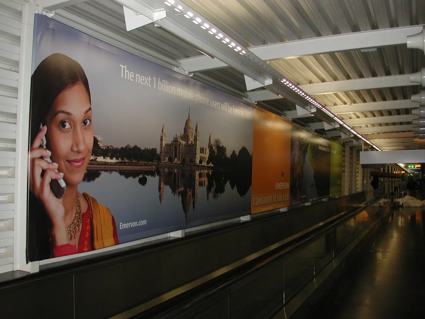Emerson — Grootformaat wandbanner in luchthavenpassage