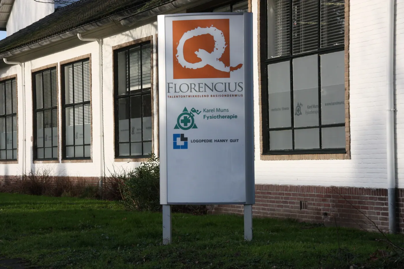 Florencius / Karel Muns / Logopedie Hanny Guit — Reclamezuil met meerdere logo's