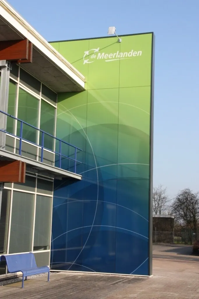 Full colour gevelreclame — Dibond panelen full colour geprint en gespoten met een matte 2k blanke lak ter bescherming