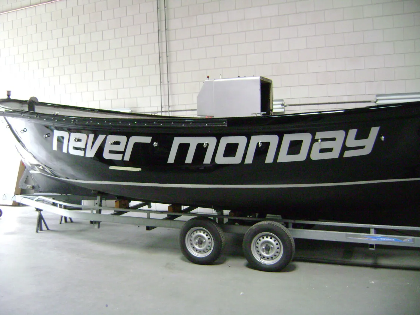 Never Monday — Stickers in de vorm van de sloep mee gemonteerd