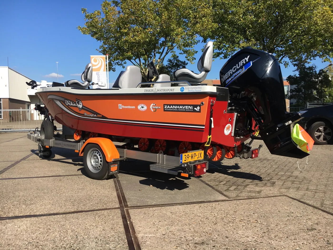 Orka Blackfish 560 — Full colour wrap met sponsorbelettering