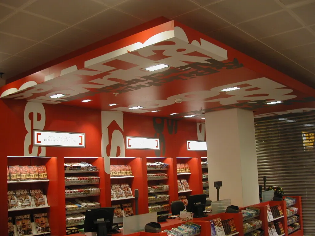 Retailwinkel — Plafond- en wandbelettering winkelinterieur