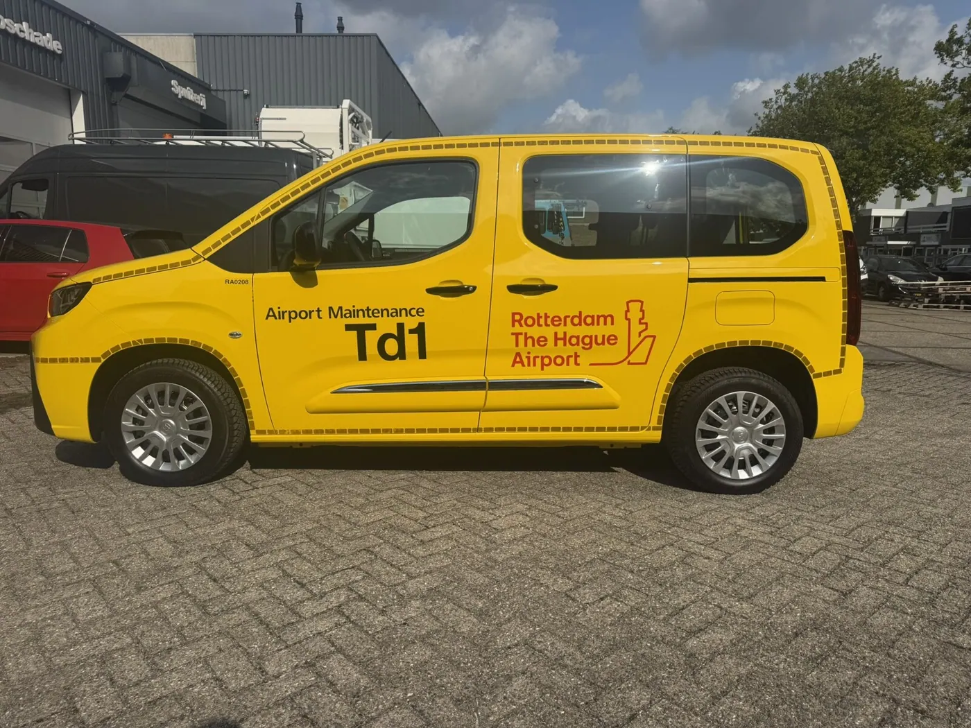 Rotterdam The Hague Airport — Autobelettering bedrijfsvoertuig