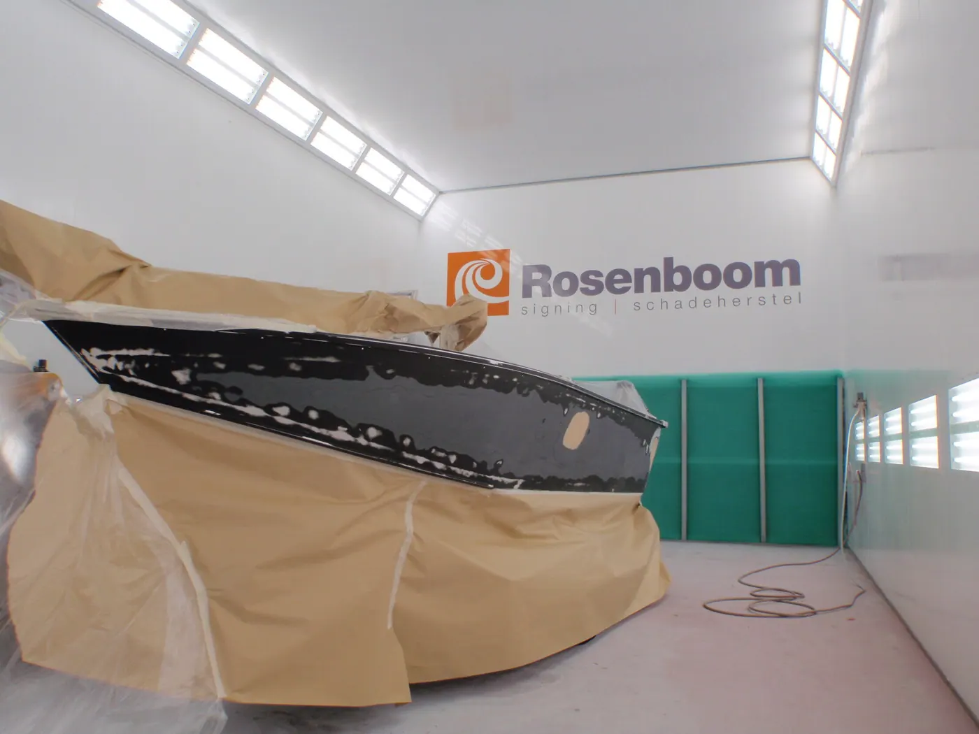 Sloep spuitwerk — Boot in de spuitcabine na schadeherstel