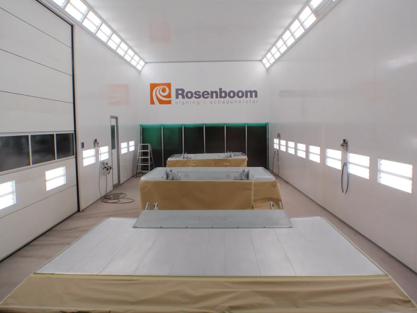 Spuitcabine Rosenboom — Professionele spuitstraat voor los aangeleverde onderdelen