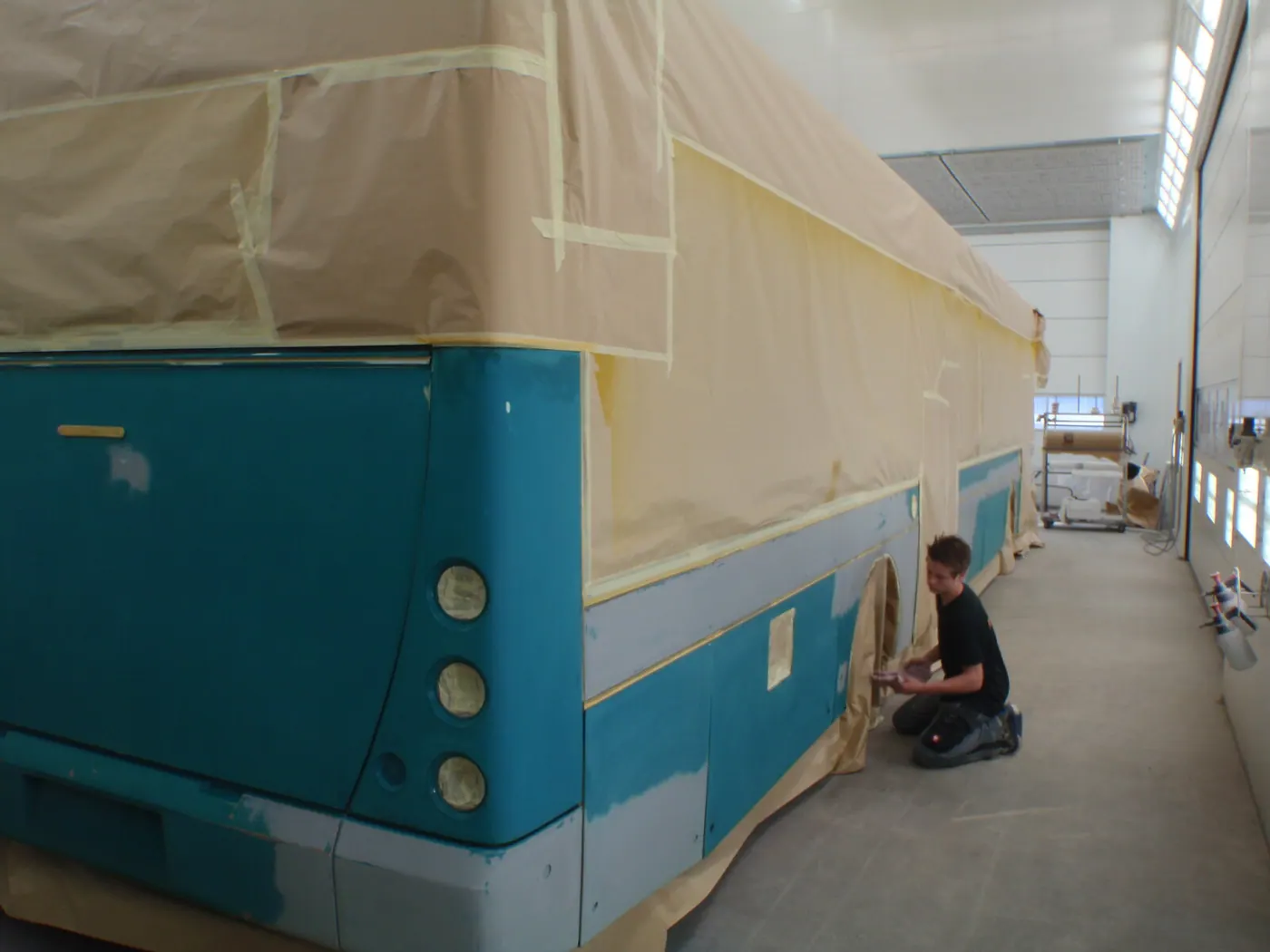 Touringcar spuitwerk — Afplakken en voorbereiden voor lakwerk