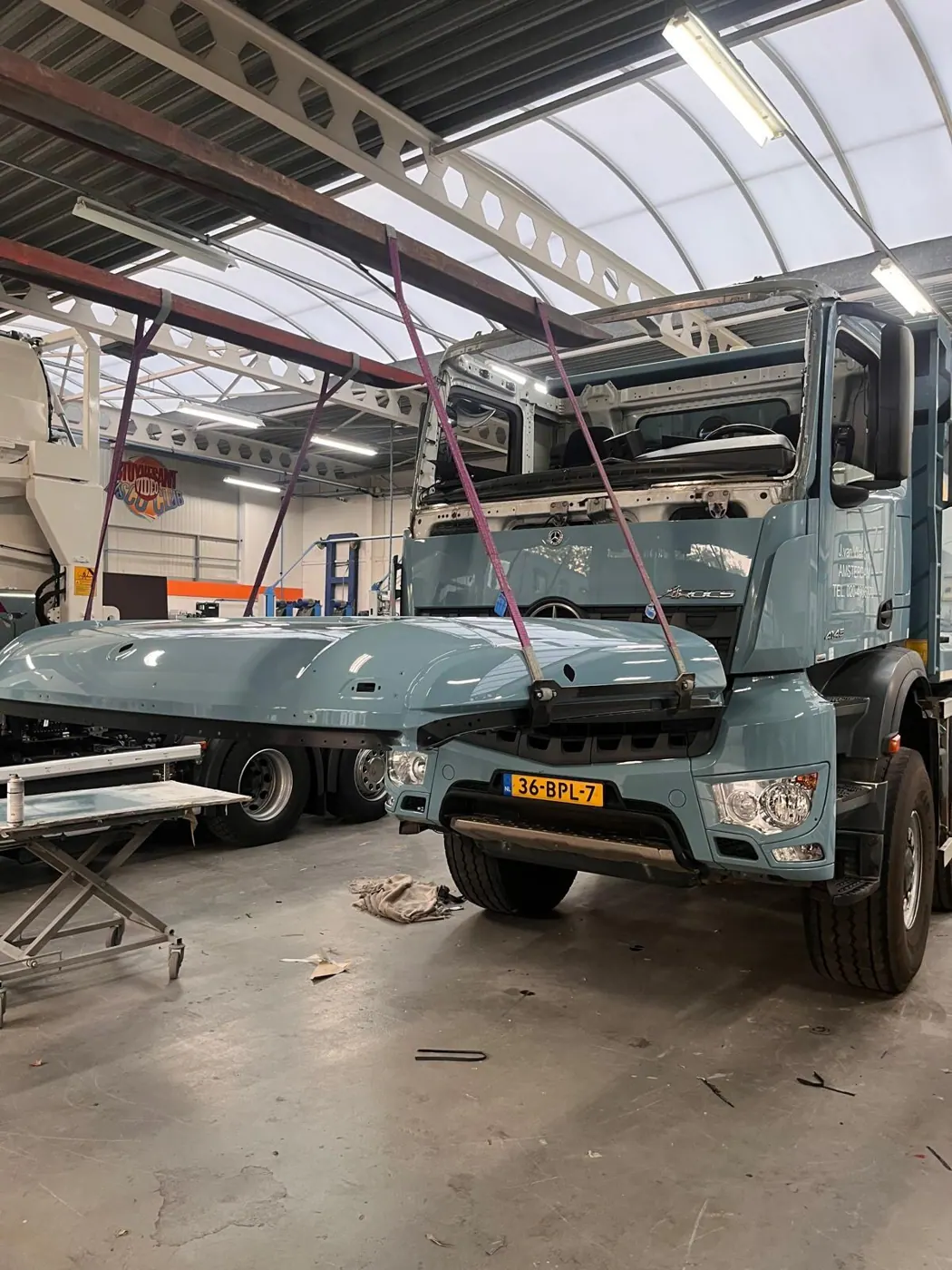 Vrachtwagen cabine — Cabine gedemonteerd voor schadeherstel
