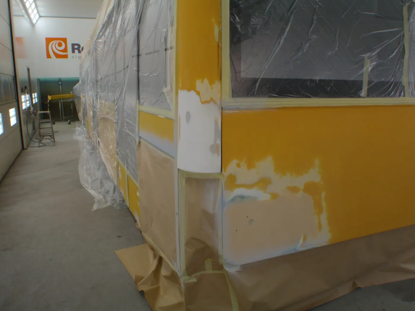 Vrachtwagen trailer — Spuitwerk in geel