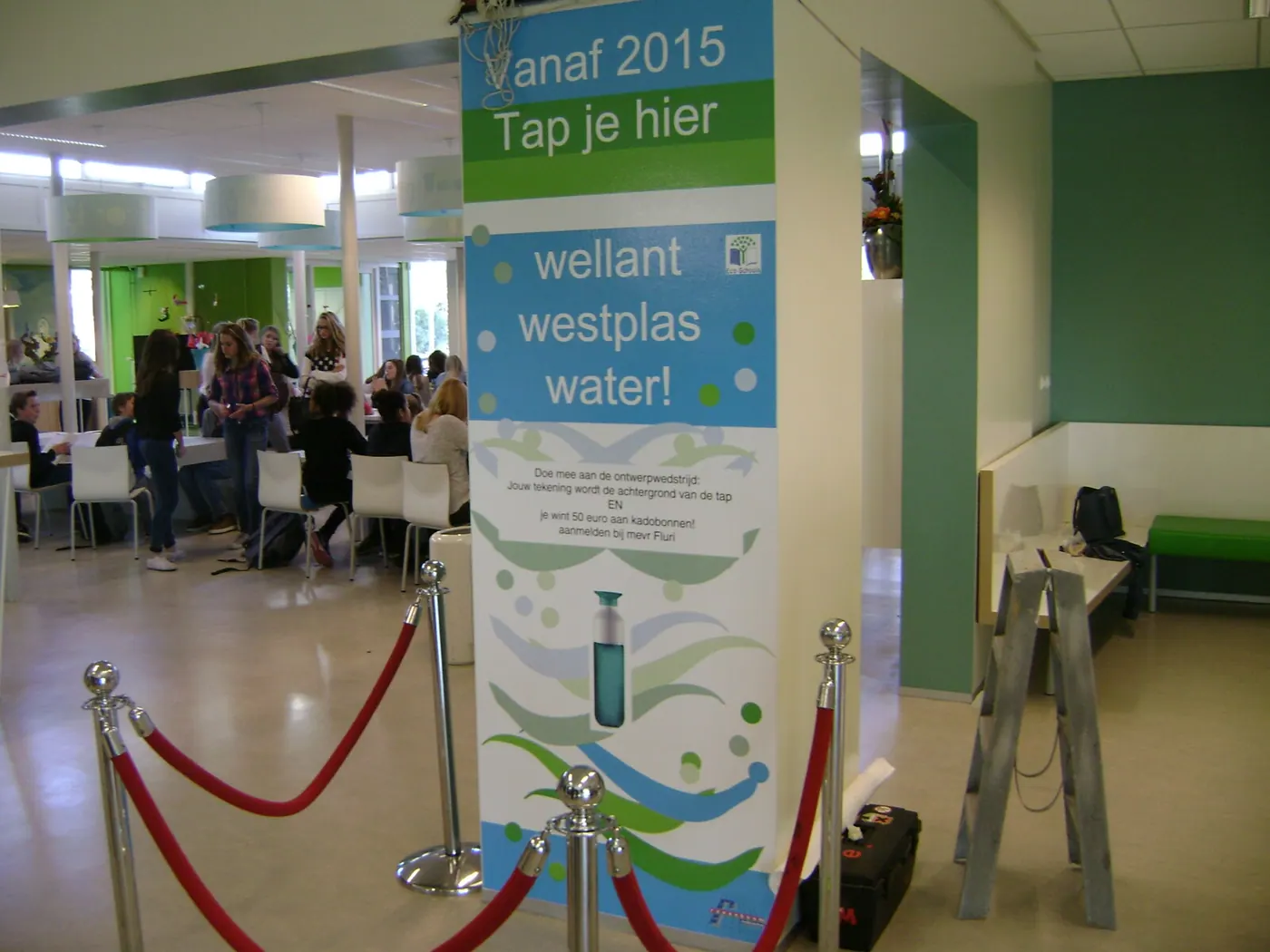 Wellant Westplas — Zuilbekleding met watertappunt in schoolkantine